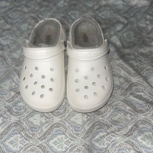 White fur crocs